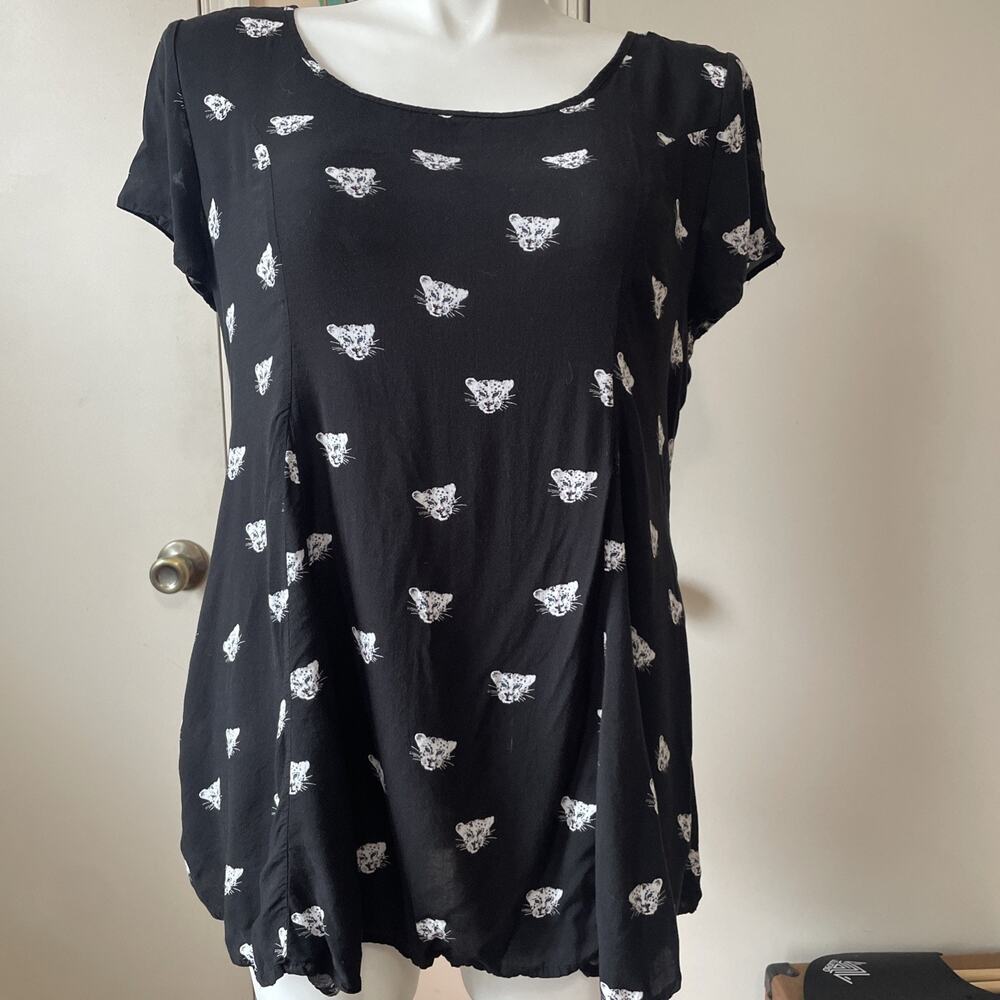 Torrid Size 0 White Black Cheetah Head Print Short Sleeve Blouse Scoop Neck